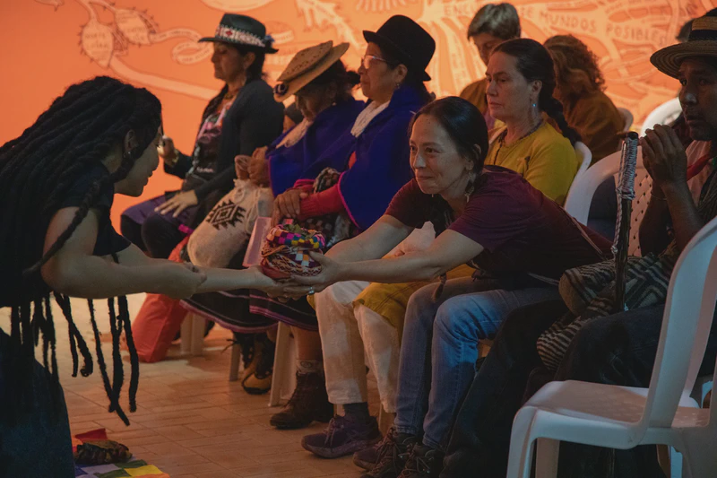 Un tejido de visiones: conversación curatorial sobre KAUKA, asamblea de mundos posibles