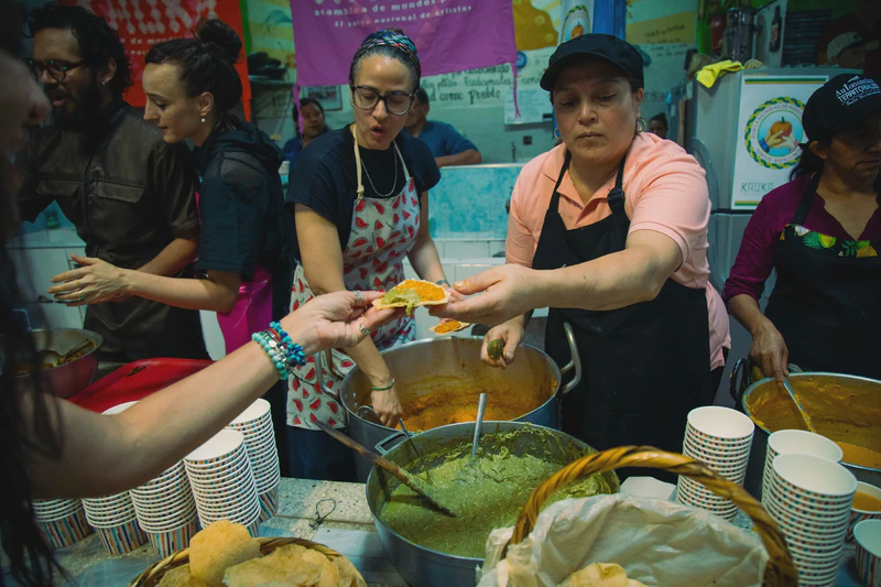 Limpieza ritual, recorrido por la plaza de mercado y almuerzo en la Galería del Barrio Bolívar